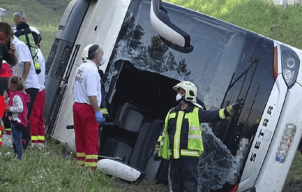 AUTOBUS SLETEO S PUTA U MAĐARSKOJ: 34 povređenih, jedna osoba je POGINULA u nesreći